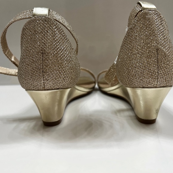 Dream Pairs Ingrid Size 10 Women’s Low Wedge Heel With Ankle Strap - Picture 6 of 10